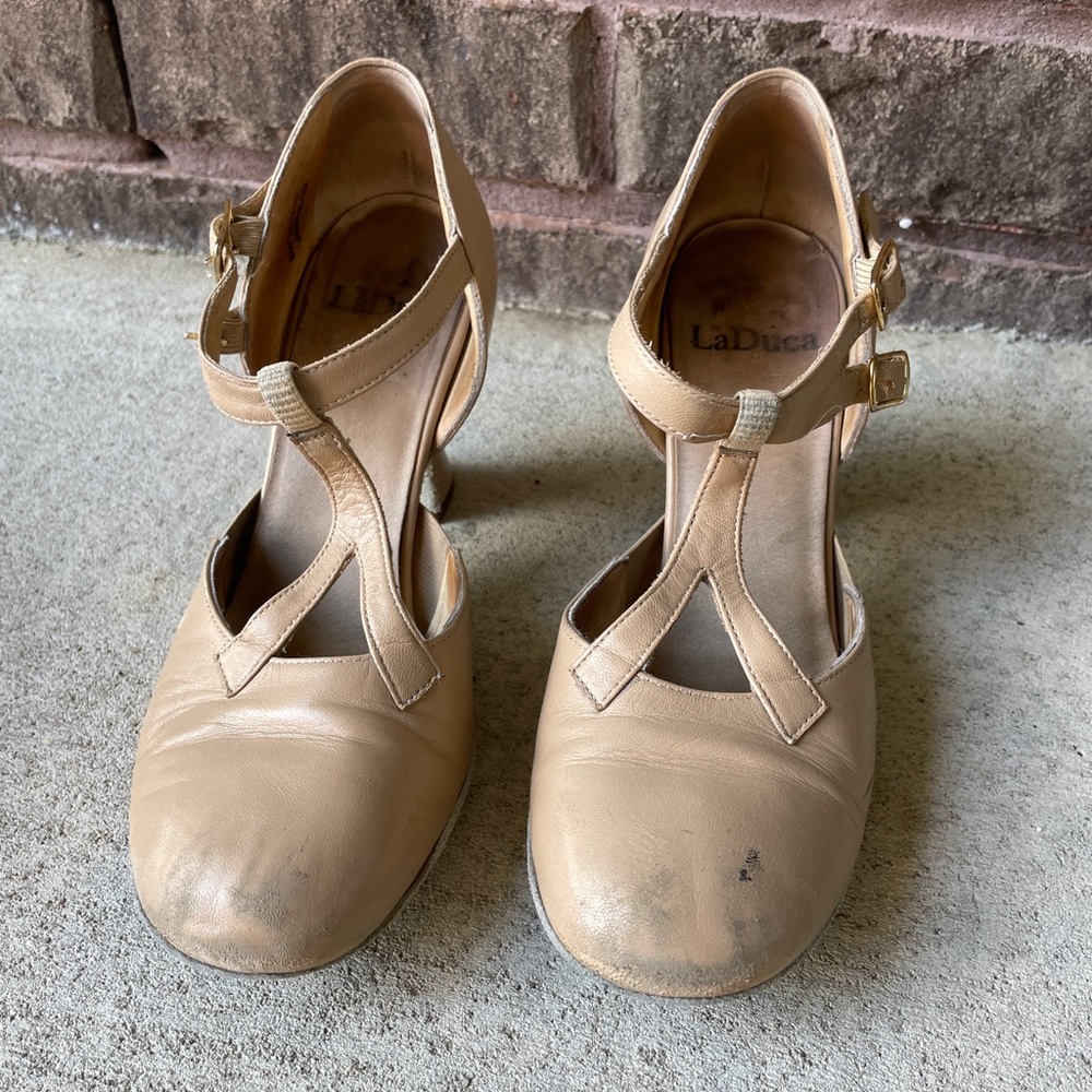 Tan Laduca Character Shoes Size 9